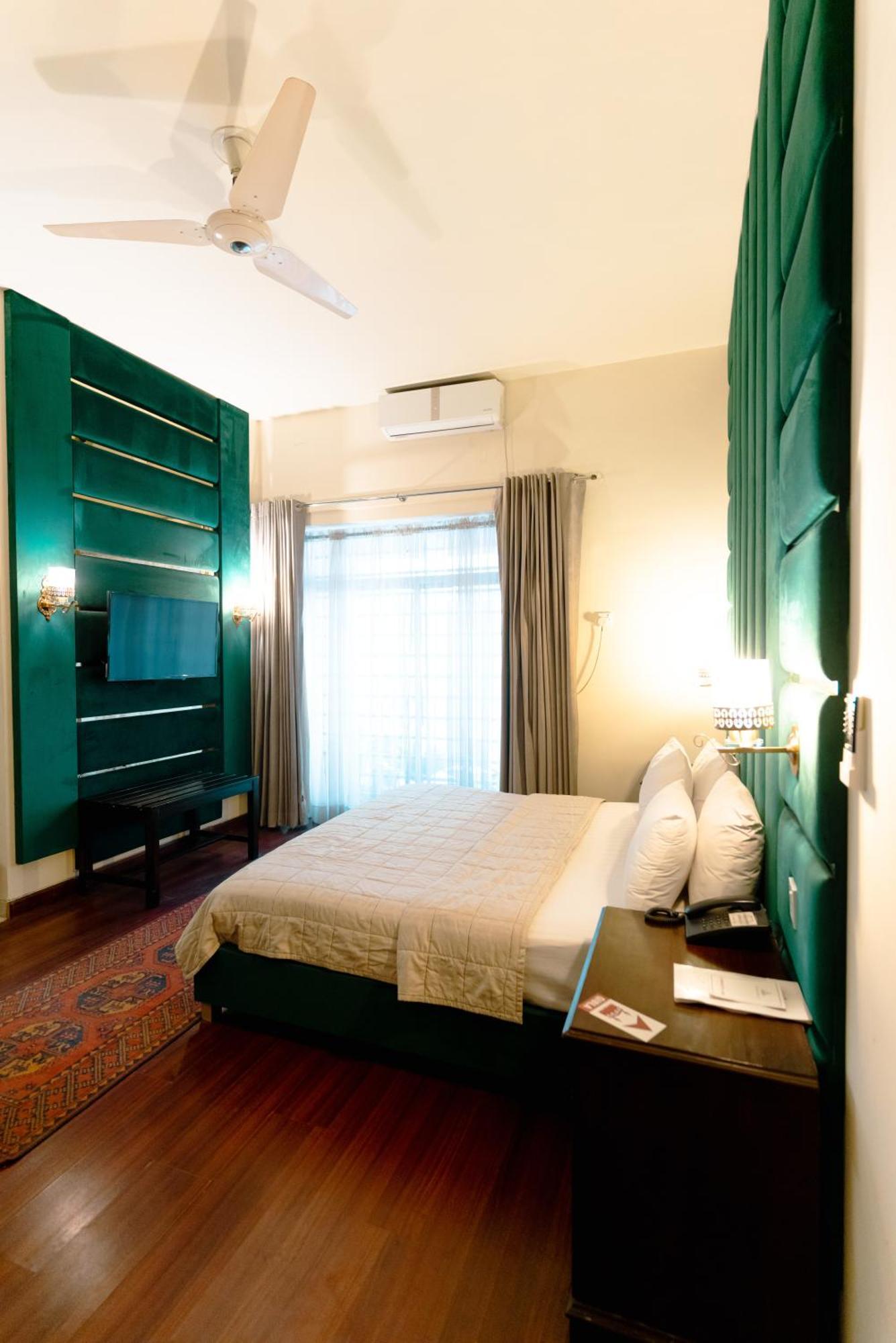 Vip House Peshawar Hotel Buitenkant foto