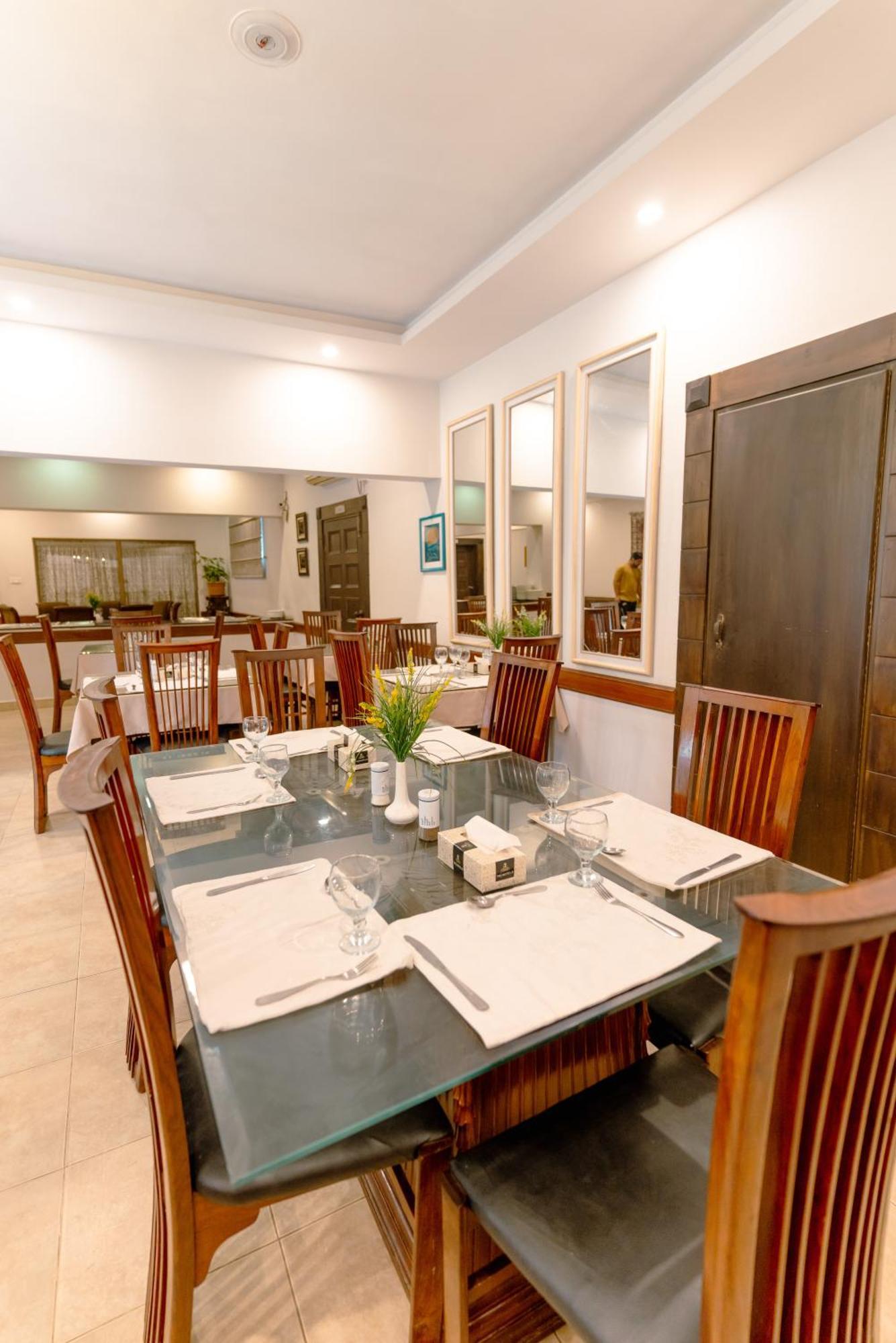 Vip House Peshawar Hotel Buitenkant foto