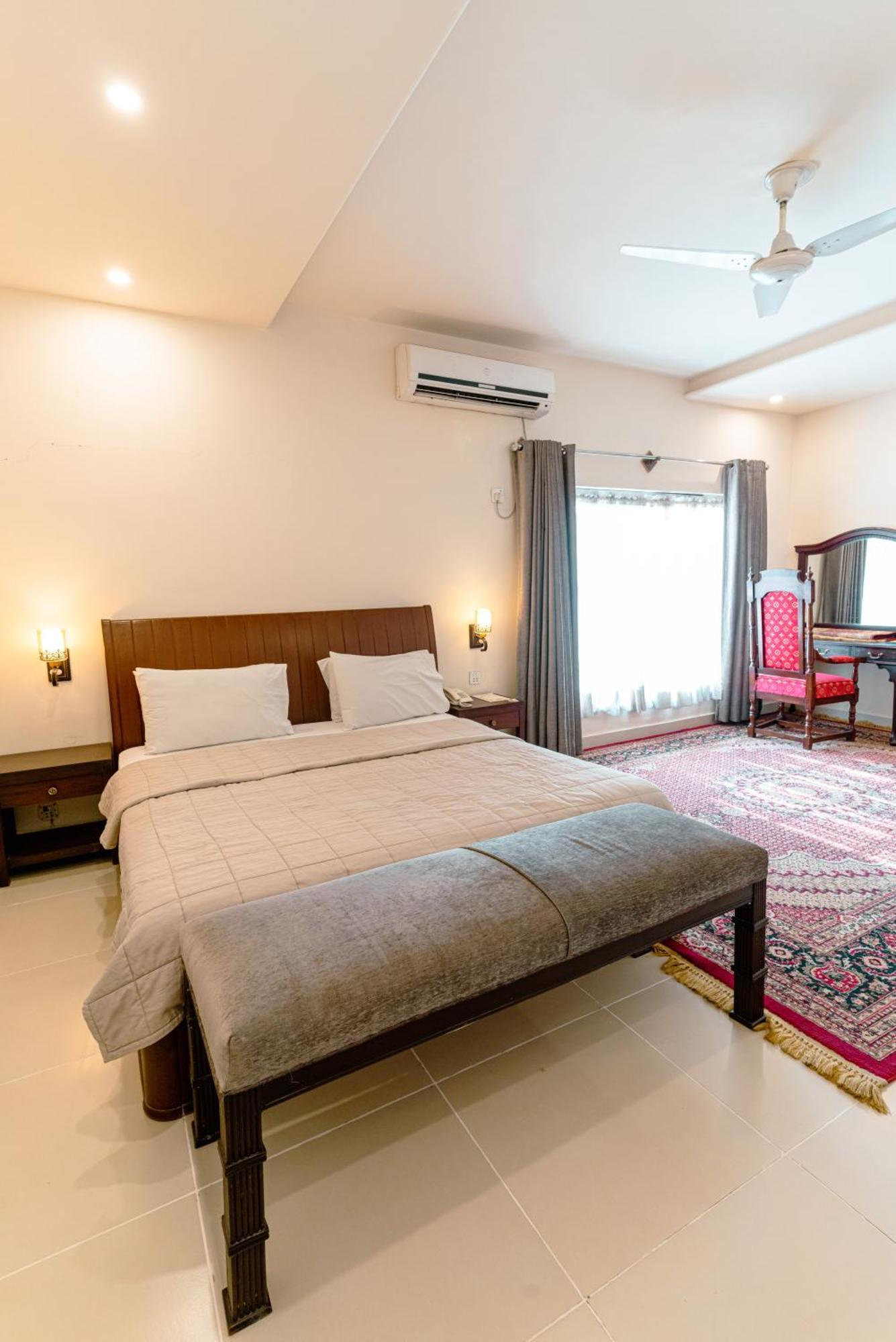 Vip House Peshawar Hotel Buitenkant foto