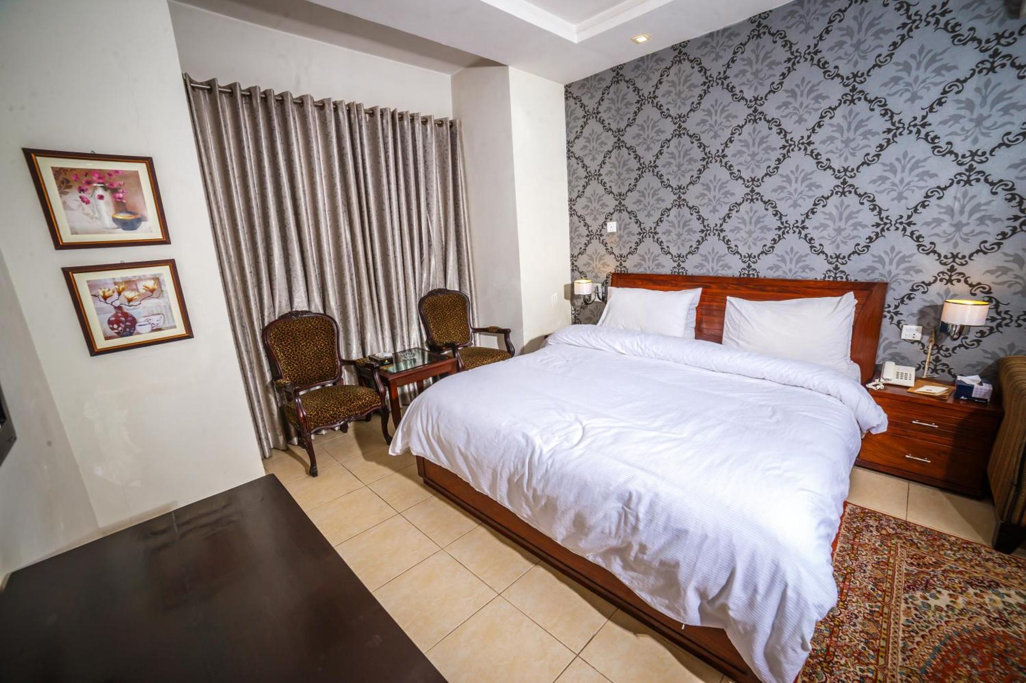 Vip House Peshawar Hotel Buitenkant foto