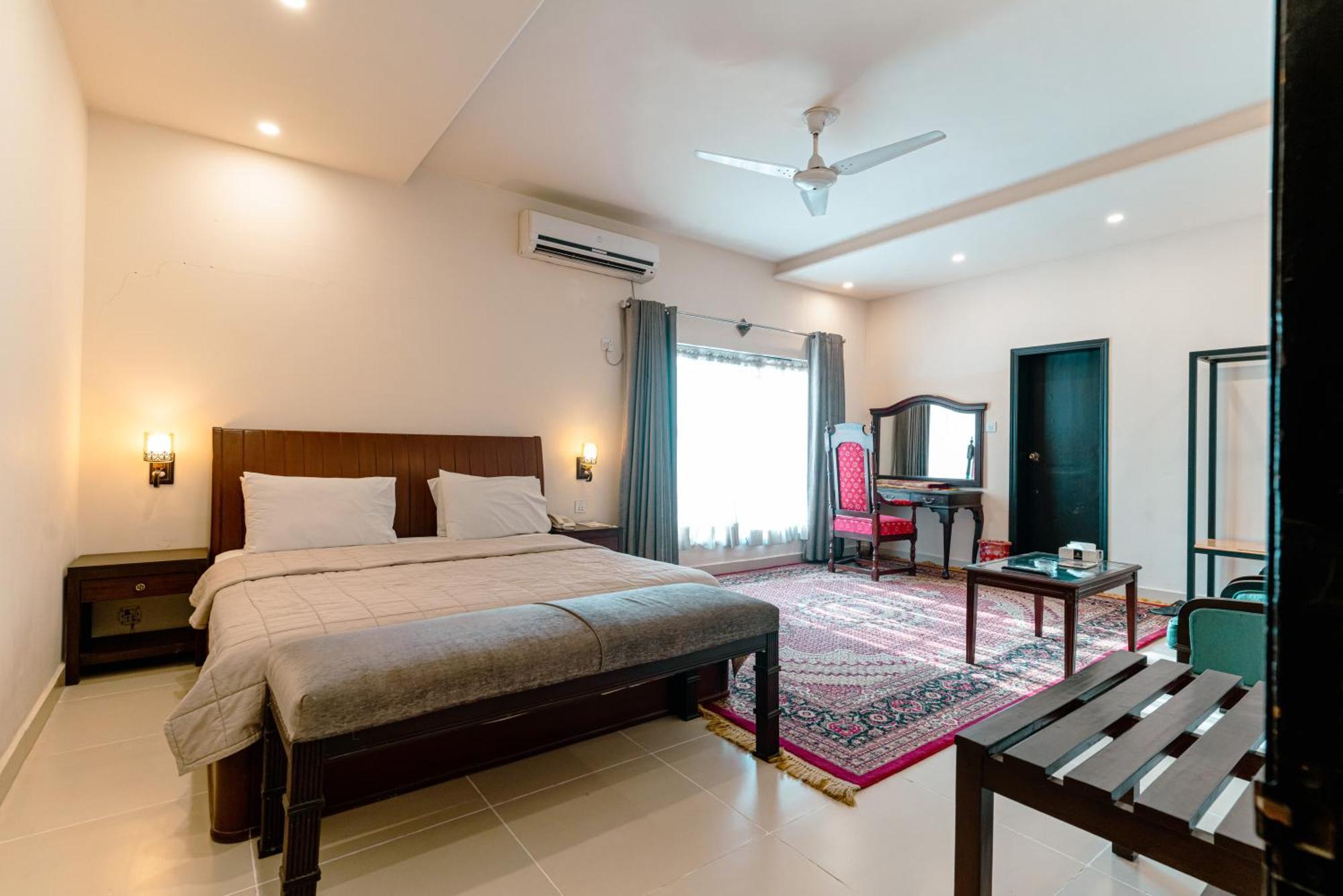 Vip House Peshawar Hotel Buitenkant foto