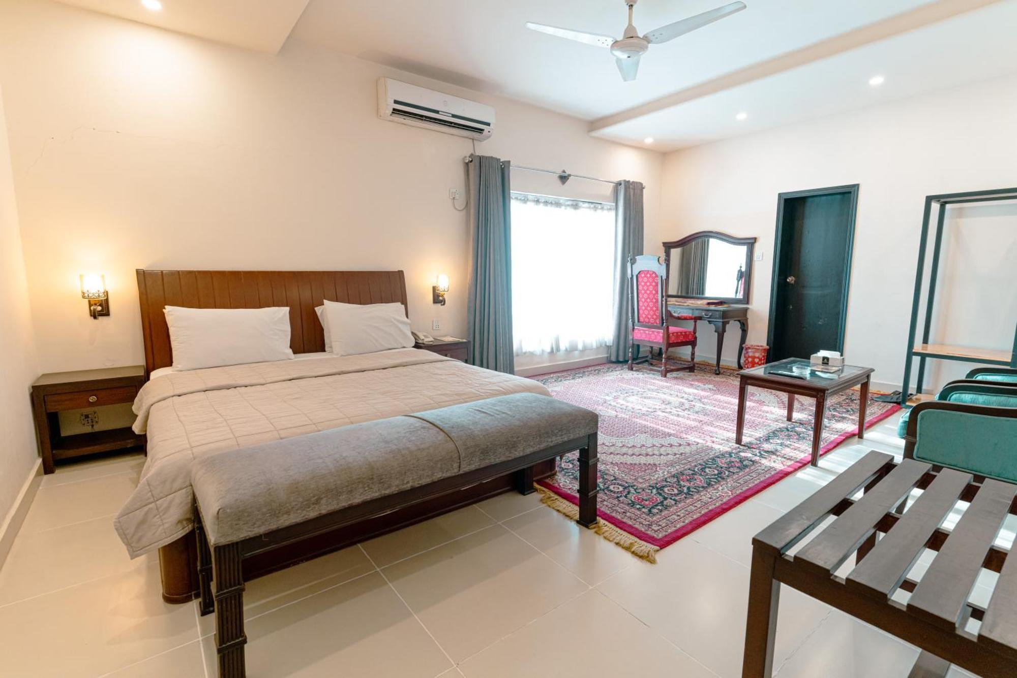 Vip House Peshawar Hotel Buitenkant foto