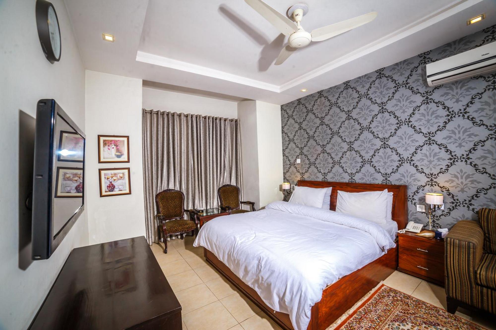 Vip House Peshawar Hotel Buitenkant foto
